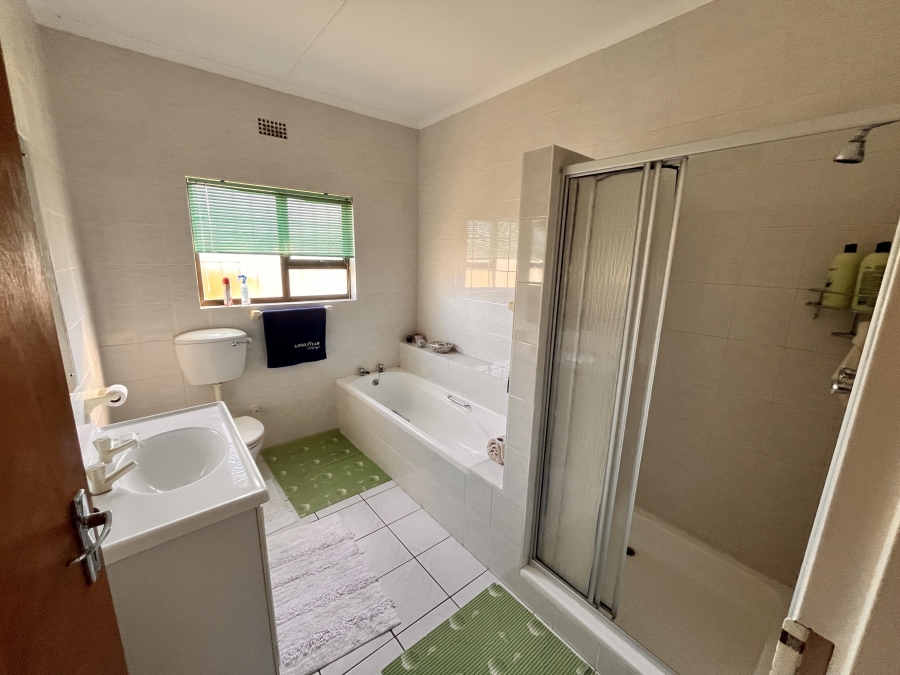 5 Bedroom Property for Sale in Lamberts Bay Western Cape
